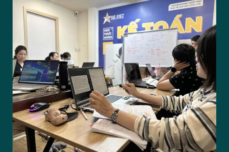 Ảnh thiết kế từ lớp kế toán thực tế do chủ website cung cấp, minh họa Dịch Vụ Kế Toán Sao Việt.