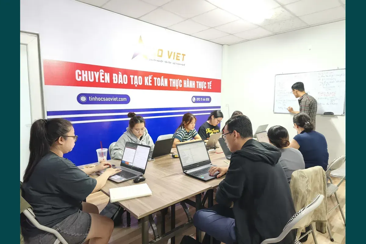 Ảnh thiết kế từ lớp kế toán thực tế do chủ website cung cấp, minh họa Bàn giao kế toán: những mục cần xác nhận cùng danh mục tệp.